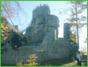 Blick ber die restaurierte Ringmauer in den Burghof