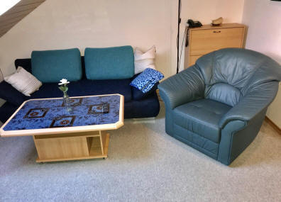 Designersofa und Ledersessel sorgen für Sitzkomfort