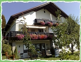 Blick vom Garten auf die groe Terrasse und Wohnzimmer von Fewo "Apfel" >>> zu ersten Wohnungsbildern