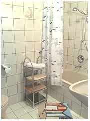 Bad mit Badewanne in Ferienwohnung Apfel