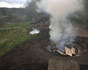 Kohlenmeiler anznden im Freilandmuseum Perschen