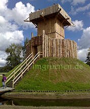 Die Turmhgelburg (=Motte) umgeben vom Wassergraben